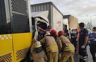 Yol ortasında duran toplu taşıma aracına kamyonet...