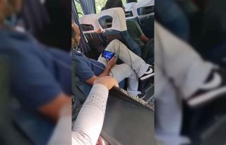 Yolcu minibüsünde maskesini düzgün takmayan yolcunun...