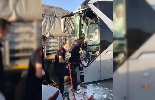 Yolcu otobüsü park halindeki kamyona çarptı: 1...