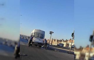 Yolda kalan işçi servisinin imdadına polisler yetişti