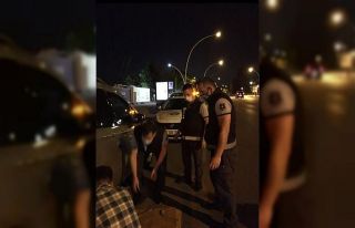 Yolda kalan kadın şoföre zabıta yardım etti