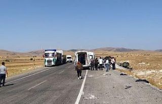 Yoldan çıkan kamyon devrildi, 1 ölü 1 yaralı