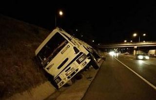 Yoldan çıkan kamyon su kanalına düştü