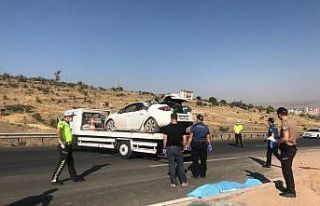 Yoldan çıkan otomobil aydınlatma direğine çarptı:...