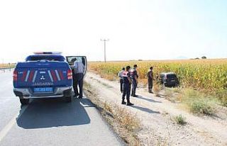 Yoldan çıkan otomobil mısır tarlasına uçtu:...