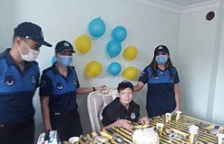 Zabıta ekiplerinden 20 yaşına giren otizmli Mehmet’e...