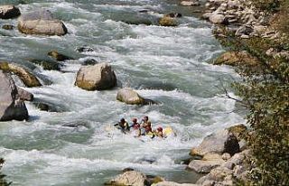 Zap Nehri’nde rafting heyecanı