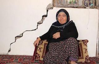 Zemini kayan mahalledeki ağır hasarlı evlerde oturuyorlar
