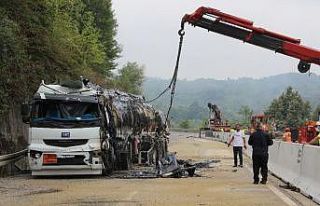 Zift yüklü tanker 4 saat süren çalışmanın ardından...