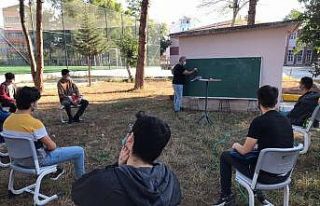 12. sınıflara okul bahçesinde ders
