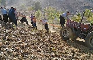 13 kişi traktörü halatla çekerek uçuruma düşmekten...