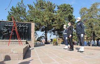 29 Ekim kutlamaları çelenk sunma töreni ile başladı