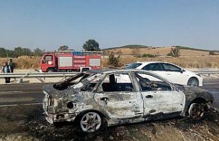2 kişinin yanmaktan son anda kurtulduğu araç yangını...