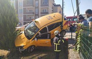 2 otomobille çarpışan ticari taksi bahçe duvarında...