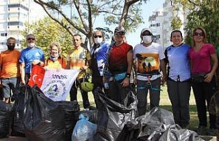 35 metrelik falezlerdeki çöpleri, gönüllü dağcılar...