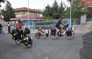 5 yaşındaki kızlarıyla bisiklete binip 105 günde...