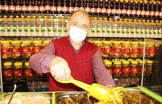 60 yıllık turşucu ’turşu nasıl kurulur’ tartışmalarına’...