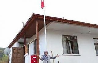 85 yaşındaki kadının bayrak sevgisi belediye görevlilerini...