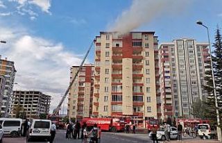 9 katlı binanın çatısında çıkan yangın korkuttu
