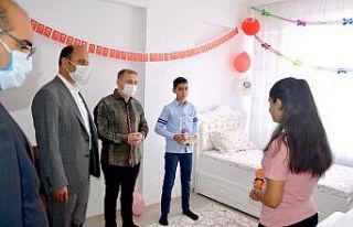 9 yetim çocuğa oda takımı ve bilgisayar hediyesi