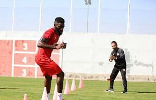 Aaron Appindangoye, çalışmalarını aralıksız...