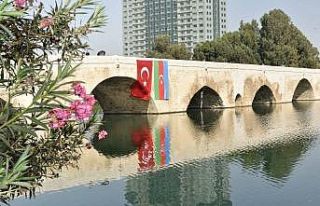 Adana, Türk ve Azerbaycan bayraklarıyla donatıldı