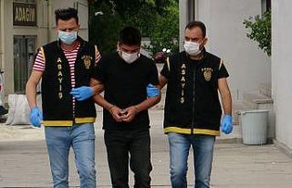 Adana’da 3 evden 20 bin lira tutarında altın ve...