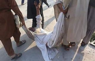 Afganistan’da Pakistan Konsolosluğu önünde izdiham:...