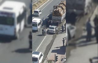 Ağaç yüklü kamyon minibüse çarptı, faciadan...