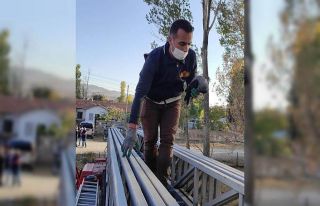 Ağaçta mahsur kalan güvercin itfaiye tarafından...