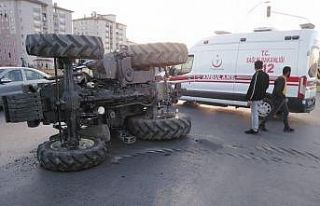 Ağrı’da kaza yapan traktör yolun ortasına devrildi