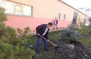 Ağrı’da öğretmenler okul bahçelerinde fidanları...