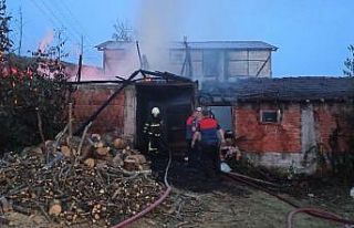 Ahırı saran alevler eve sıçradı; 1 kişi dumandan...