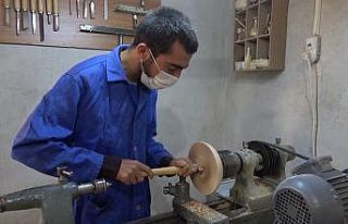 Ahşaba şekil veren genç el