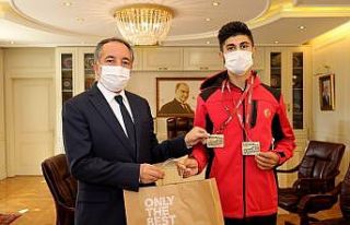 AİÇÜ Rektörü Prof. Dr. Karabulut, şampiyon sporcuyu...