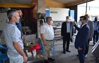 AK Parti Batman İl Başkanı Gür esnafla bir araya...