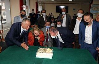 AK Parti Muhtarlar gününü pastayla kutladı