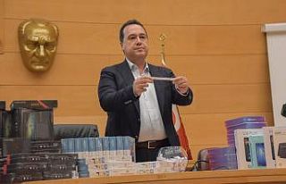 Akhisarlı öğrenciler canlı yayında tabletleriyle...