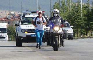 Akın Yeniceli, sokak hayvanları için 34 km koştu