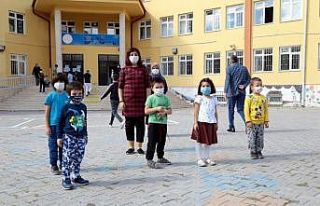 Aksaray Belediyesinden öğrencilere tatlı ve dondurma...