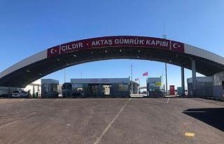 Aktaş sınır kapısından Türk ve Azeri tırların...