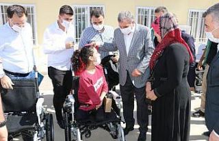 Akülü tekerlekli sandalyesi çalınan engelli kız...