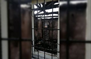Alevlerin yükseldiği ev kullanılamaz hale geldi