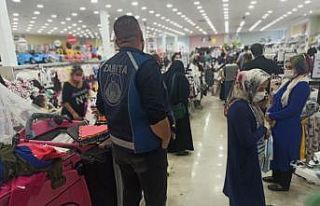 Alışveriş yaparken sosyal mesafeyi unuttular