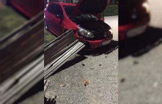 Alkollü sürücü çocuk parkına daldı, aracı...