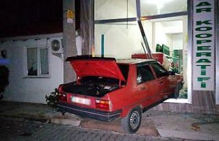 Alkollü sürücü işyerine daldı