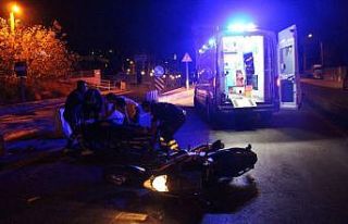 Alkollü sürücü motosiklete arkadan çarptı: 1...