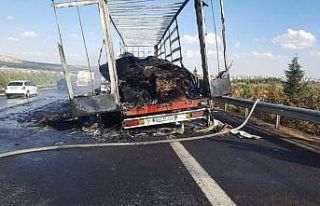 Ambalaj malzemesi taşıyan tır seyir halindeyken...