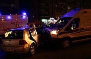 Ambulans ile otomobil çarpıştı: 6 yaralı