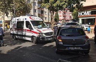 Ambulans otomobile çarptı: 2 sağlıkçı yaralı